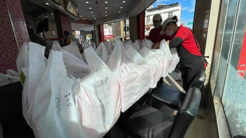 知名排骨飯為部桃醫護送上餐點。（圖／翻攝自正忠排骨飯臉書）