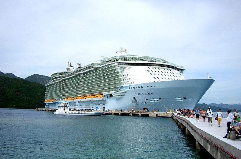 The incident occurred on the Allure of the Seas: Wikimedia/Colotordoc