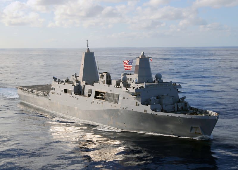 海軍新型的兩棲船塢登陸艦，參考美國海軍2萬噸的LPD-17聖安東尼奧級（San Antonio class amphibious transport dock）船塢登陸艦。（取自維基百科，the United States Navy攝／CC BY 3.0）