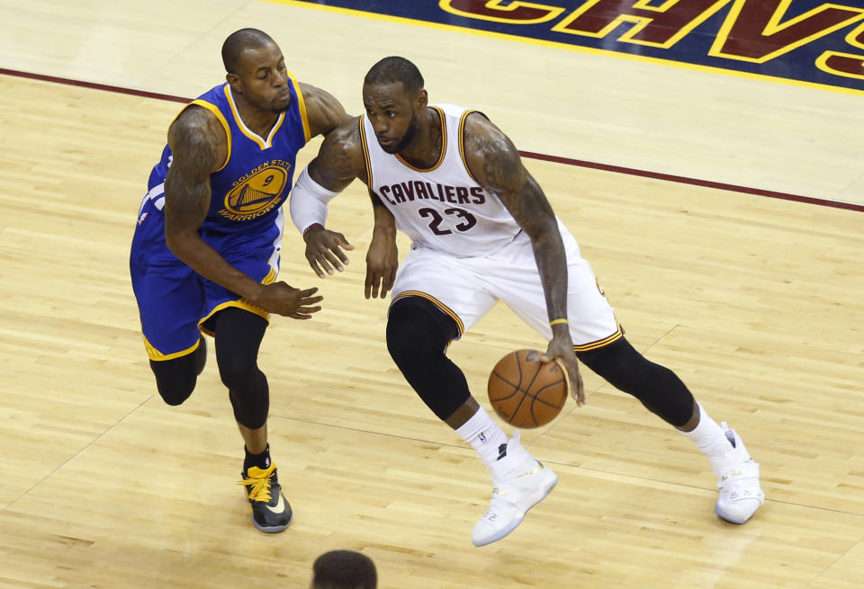 LeBron James de los Cleveland Cavaliers durante un partido contra los Golden State Warriors el 16 de junio de 2016 en Cleveland (AFP | Jay LaPrete)