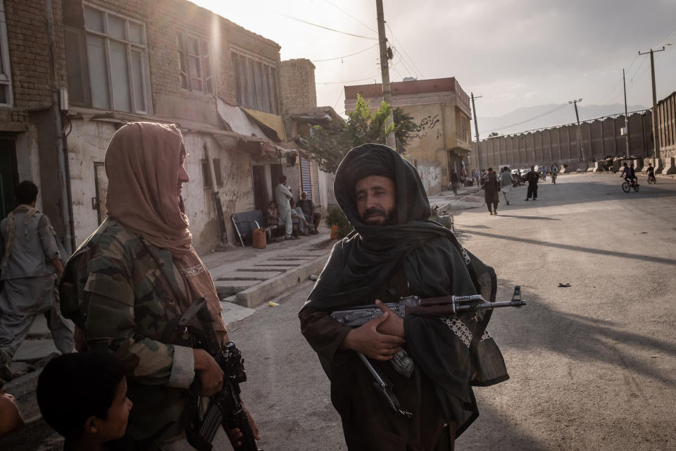 Miembros talibanes cerca del aeropuerto de Kabul, Afganistán, el 28 de agosto de 2021. (Jim Huylebroek/The New York Times)