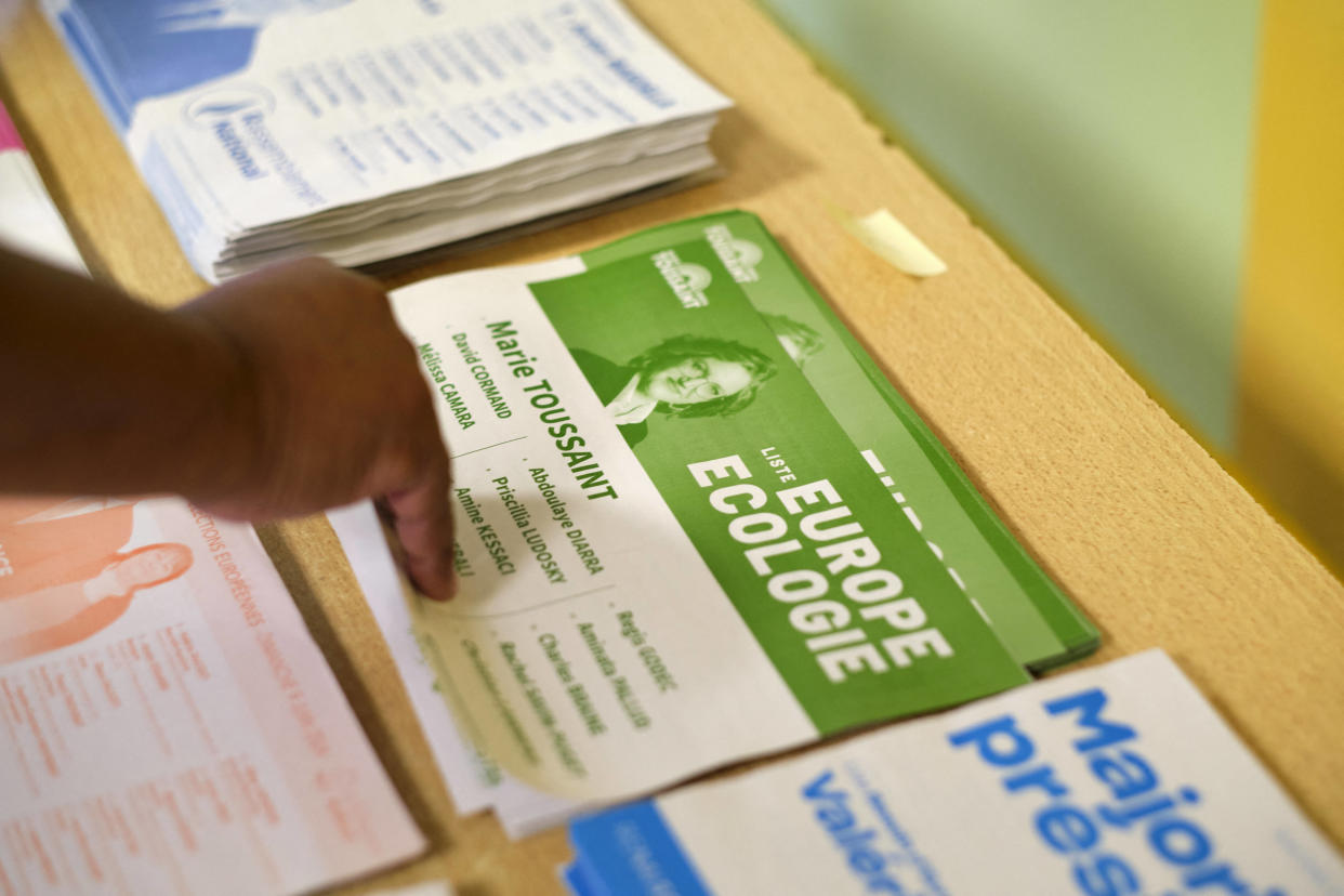 Des bulletins de vote dans un bureau de vote en Nouvelle-Calédonie le 9 juin 2024. (Photo by Theo Rouby / AFP)