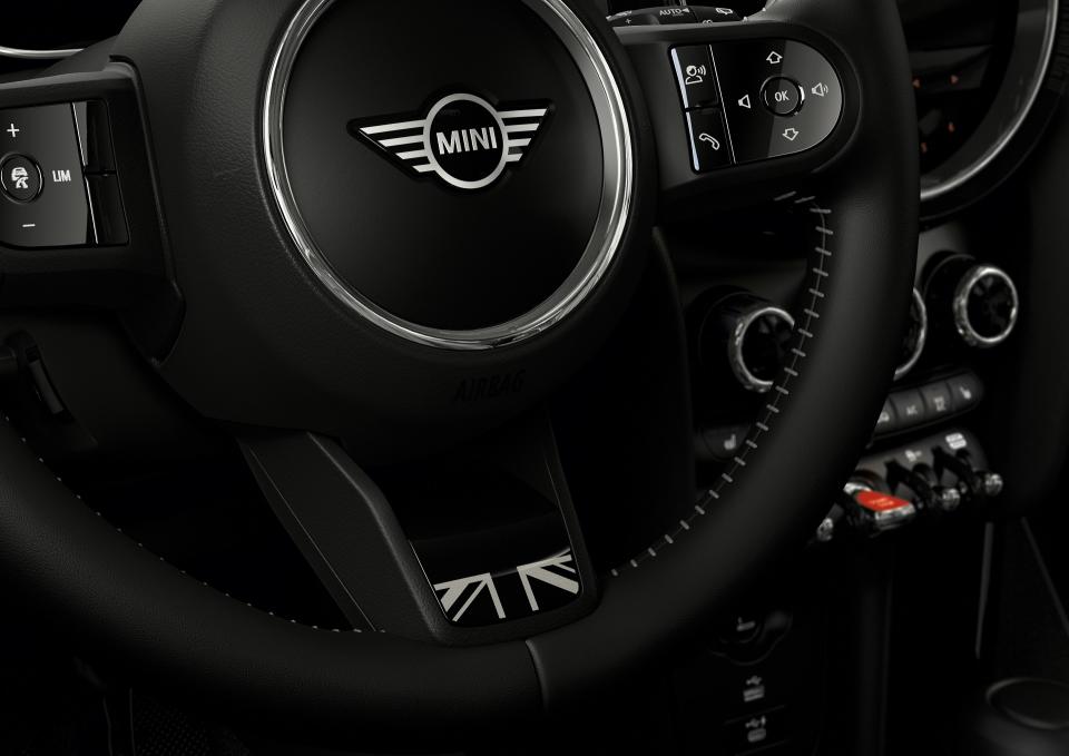 Nappa真皮跑車方向盤，柔軟厚實的細緻手感陪伴車主盡情享受MINI駕馭樂趣。