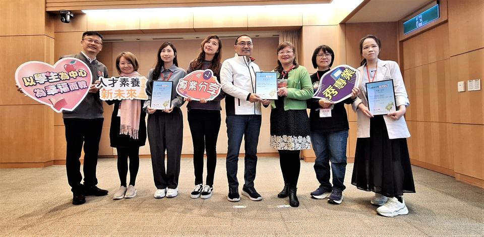 獲2023「微笑台灣創意教案」佳作學校代表於市政會議獻獎