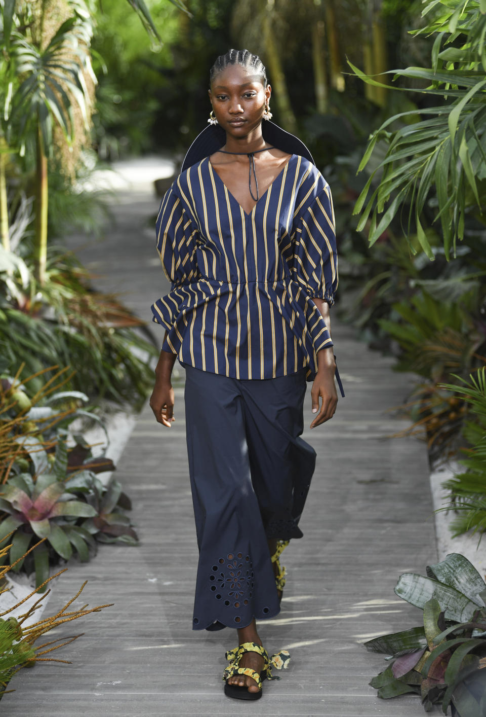 Una modelo recorre la pasarela durante la presentación de la colección primavera-verano 2021 de Jason Wu en la Semana de la Moda de Nueva York, el domingo 13 de septiembre del 2020 en Nueva York. (Foto por Evan Agostini/Invision/AP)