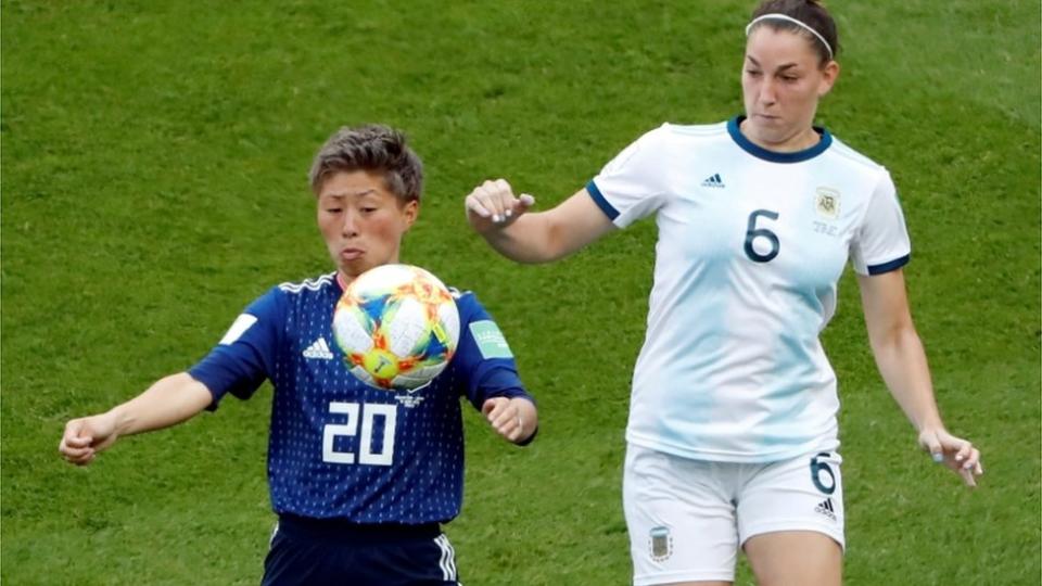 2021女子足球世界杯期間，日本隊員和阿根廷隊員爭球