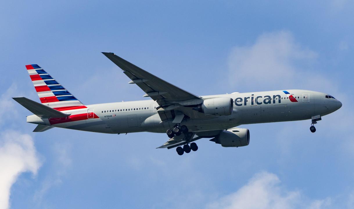 An American Airlines Boeing 777-223(ER), registration N788AN, lands at LHR, flying in from Los Angeles (LAX). Credit JTW Aviation Images / Alamy.