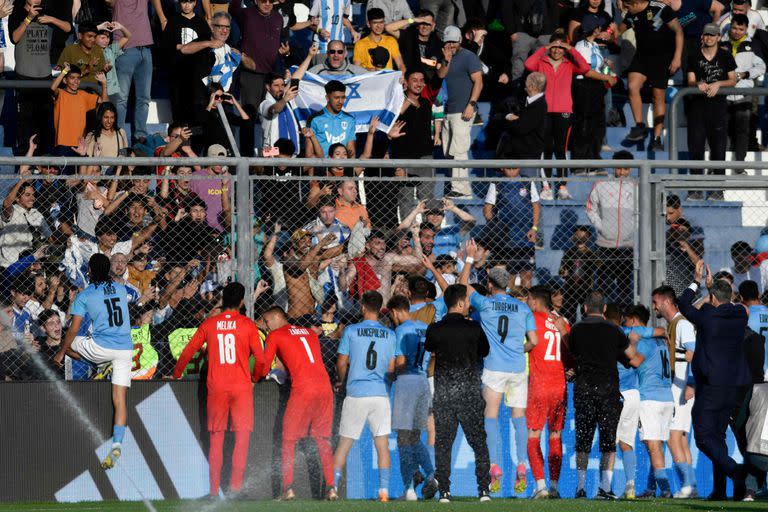 La delegación de Israel festeja la clasificación a las semifinales ante su hinchada.