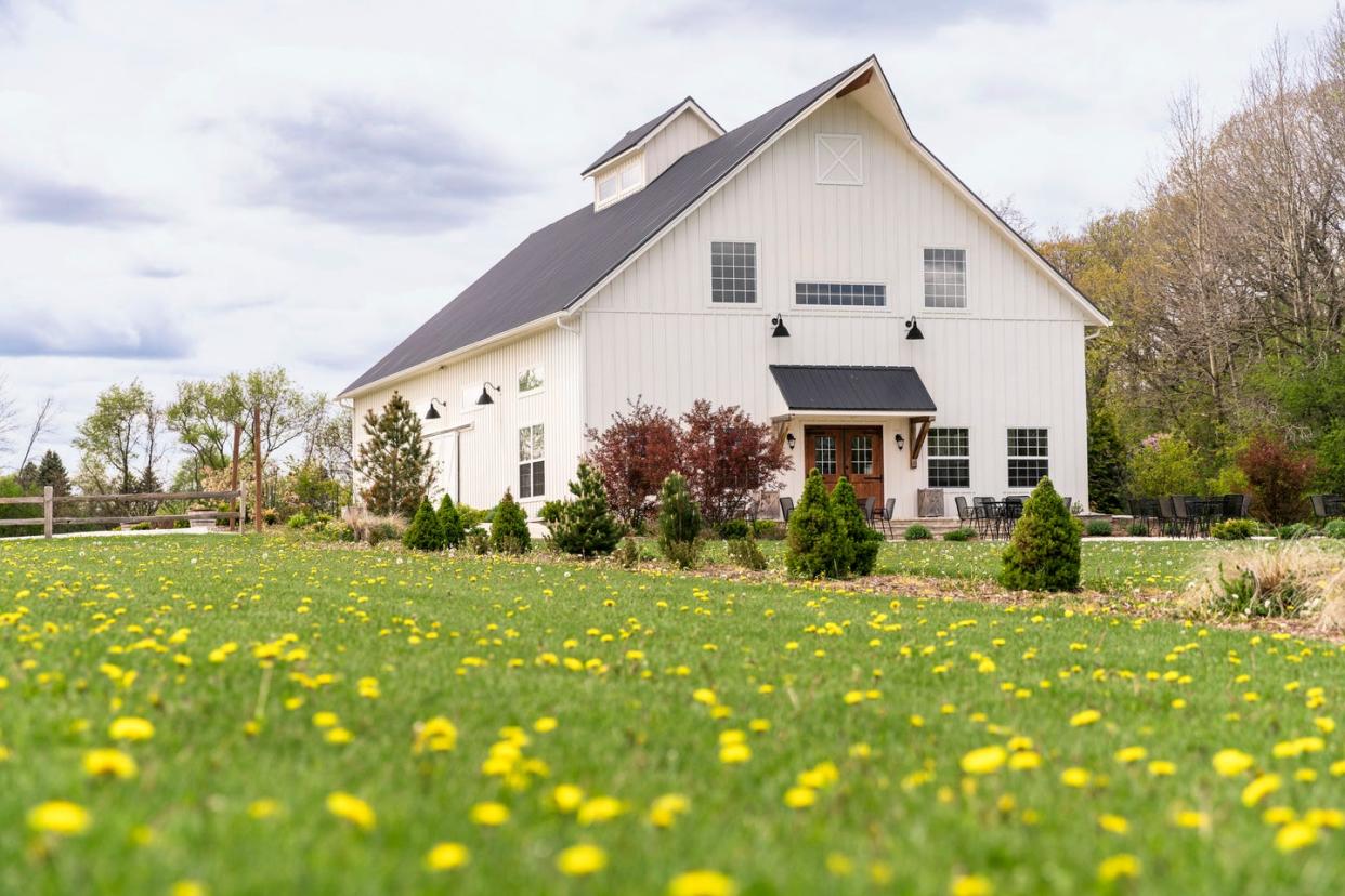 a big white barn at peck and bushel organic fruit co in erin, wisconsin where apples and other food are sold