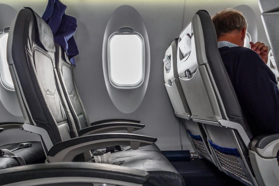 The rules outlined that no person could use two armrests – even the passenger in the middle seat (Alexander Schimmeck)