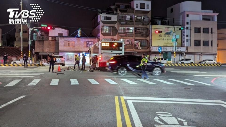 范男機車車頭碎爛、零件噴滿地。（圖／TVBS）