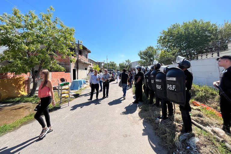 La policía de Santa Fe chocó con vecinos que quisieron hacer "justicia por mano propia"