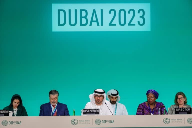 El presidente de la COP28, Sultan Ahmed Al Jaber, preside la ceremonia de apertura de la cumbre climática de las Naciones Unidas COP28 en Dubai el 30 de noviembre de 2023.