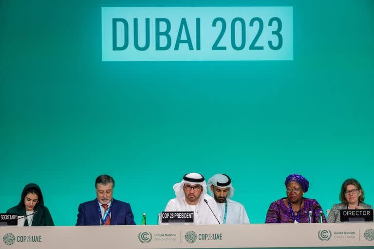 El presidente de la COP28, Sultan Ahmed Al Jaber (C), preside la ceremonia de apertura de la cumbre climática de las Naciones Unidas COP28 en Dubai el 30 de noviembre de 2023.