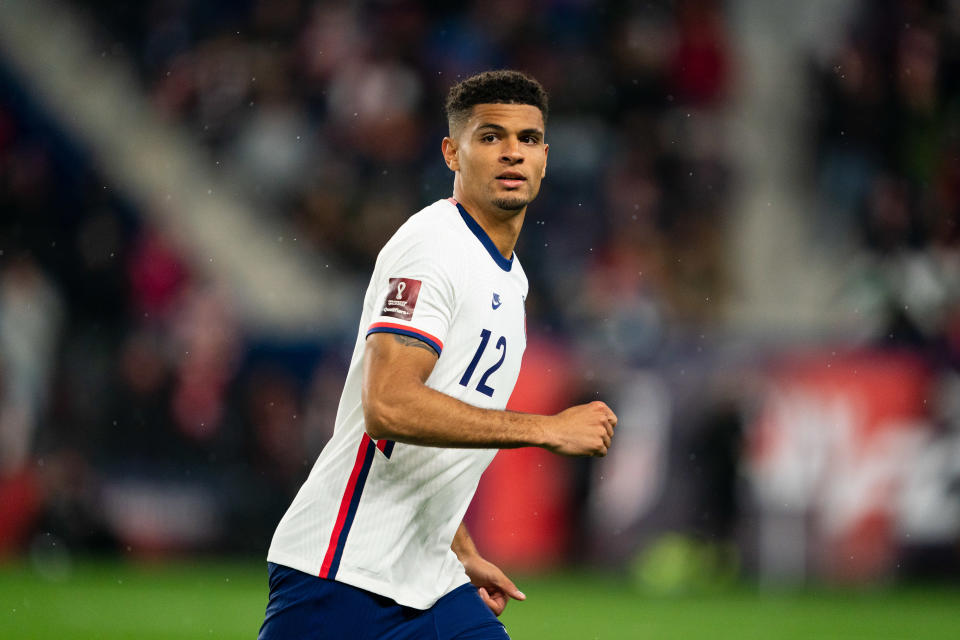 CINCINNATI, OH - 12 DE NOVIEMBRE: Miles Robinson #12 de los Estados Unidos durante un partido entre México y USMNT en el estadio TQL el 12 de noviembre de 2021 en Cincinnati, Ohio.  (Foto de John Todd/ISI Photos/Getty Images)