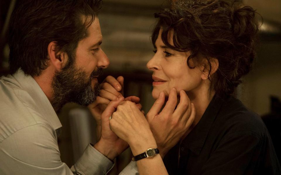 Pierre (Melvil Poupaud) und Shauna (Fanny Ardant) sind sich schon einmal begegnet, da passierte nichts weiter. 15 Jahre später treffen sie sich wieder - und es funkt gewaltig. (Bild: Alamode Film)