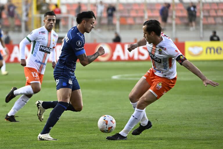 Ramiro Ruíz Rodríguez encara la marca de Francisco Alarcón; el tucumano fue parte del cuadrado ofensivo que diseñó Talleres, junto con Rubén Botta, Facundo Girotti y Ramón Sosa