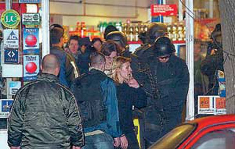 Final feliz para una noche de terror; los rehenes liberados por la policía salen del supermercado