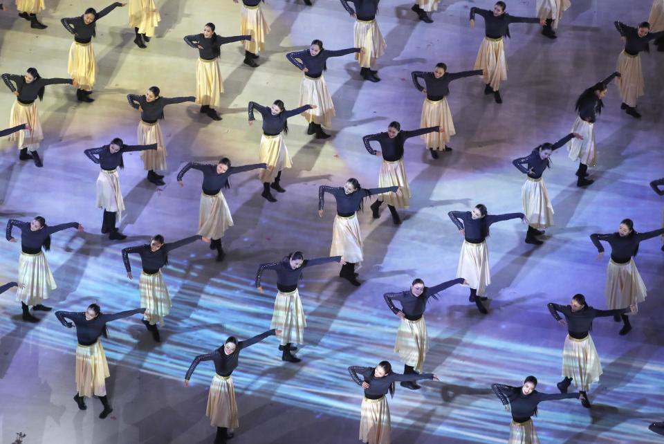 <p>Artists perform during the closing ceremony. REUTERS/Christian Hartmann </p>