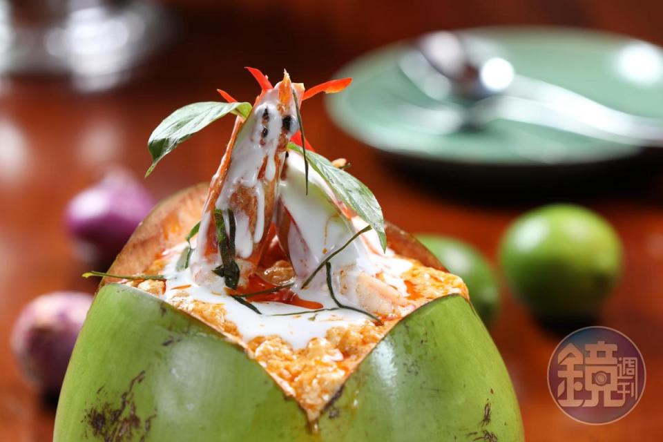 「泰國椰子咖哩綜合海鮮」以椰殼盛裝用紅咖哩醬燴炒的花枝、鮮蝦、干貝、蟹腳肉，因為有椰漿和海鮮的甜味，顯得辣度較低。（400／份）