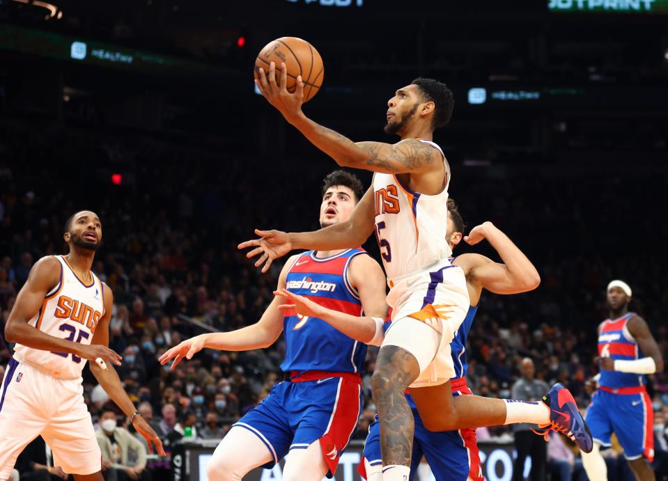 The Milwaukee Bucks have agreed to sign former Phoenix Suns guard Cam Payne.