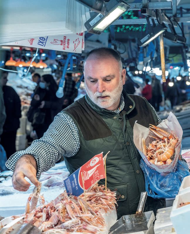 FOTO DE ARCHIVO: El chef José Andrés compra en el Mercado Central de Atenas