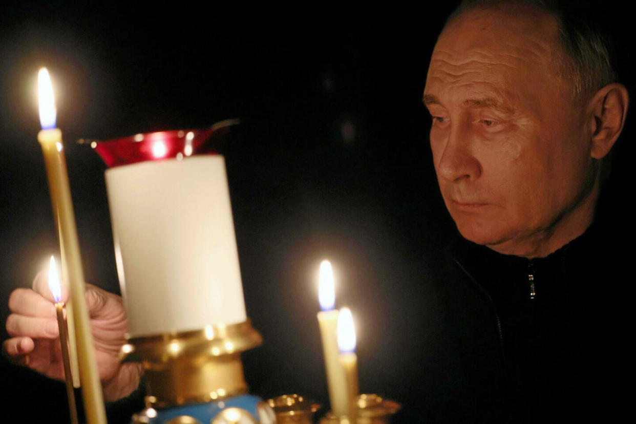Ce dimanche 24 mars, Vladimir Poutine a allumé un cierge à la chapelle de sa résidence près de Moscou en hommage aux victimes.  - Credit:Mikhail Metzel/SPUTNIK/SIPA / SIPA / Mikhail Metzel/SPUTNIK/SIPA