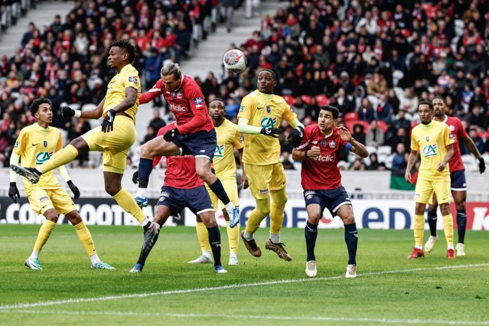 Yusuf Yazıcı marca el primer gol de su equipo contra el Golden Lion FC. (Sameer Al-Doumy/AFP/Getty Images)