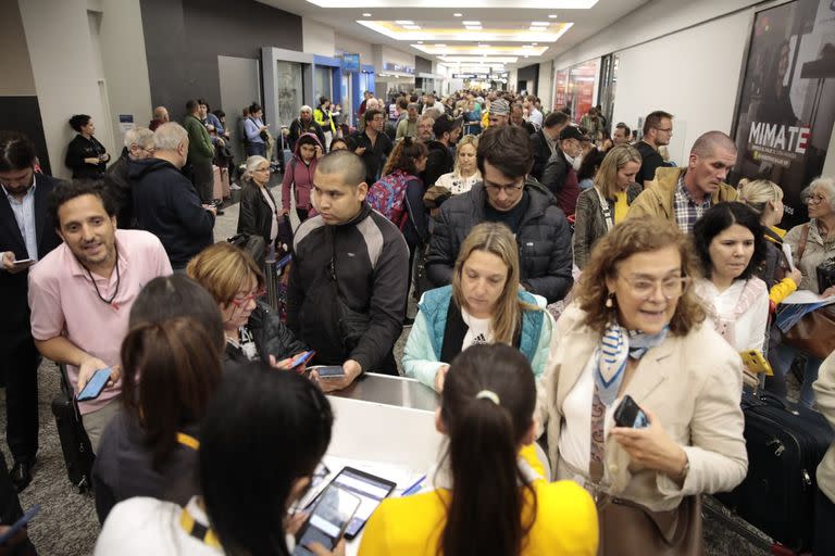 Aeroparque Jorge Newbery, demoras y cancelaciones de vuelos operados por Flybondi y JerSmart por paro del personal de la empresa Intercargo.