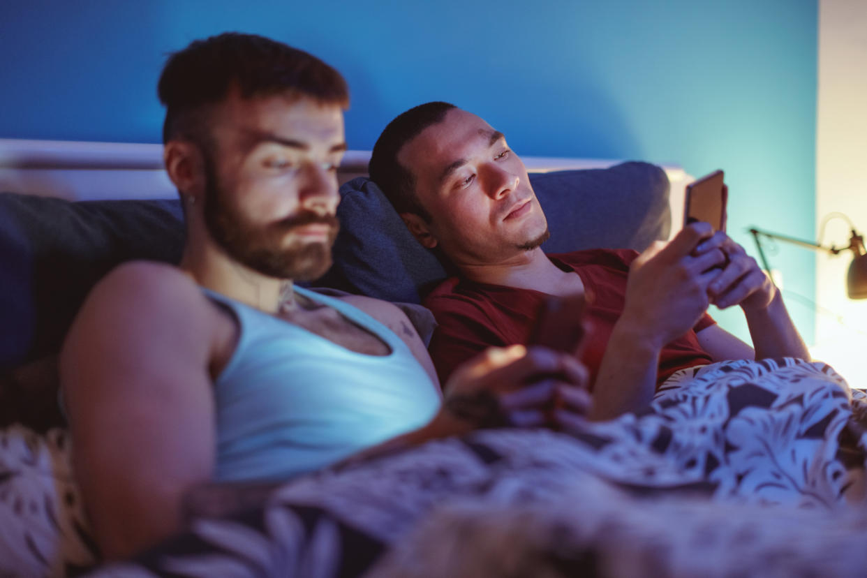 Couples who spend the time before bed glued to their phones or the TV miss out on an opportunity to connect with each other.  (Photo: zoranm via Getty Images)
