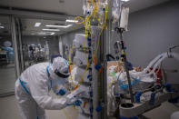 A medical team member of the new Nurse Isabel Zendal Hospital works at the COVID-19 ICU in Madrid, Spain, Monday, Jan. 18, 2021. On Friday 22, one in five hospital beds and over 37% of ICU beds are now devoted to treating coronavirus patients in Spain. With several regions reporting Friday new daily records of infections, some regional governments are toughening their response. (AP Photo/Bernat Armangue)