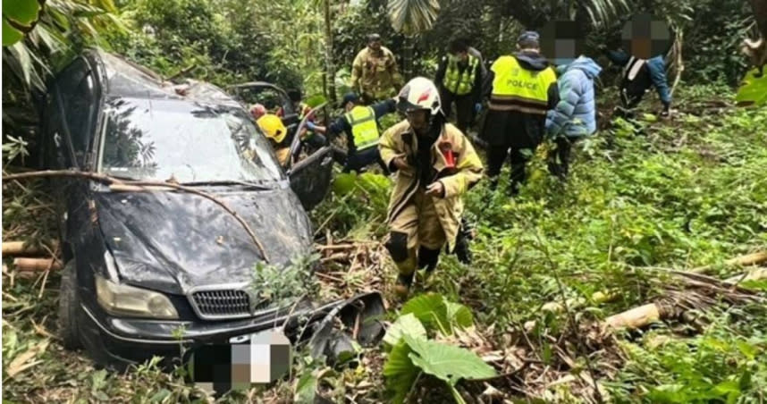 嘉義中埔昨天下午發生死亡車禍，2對夫妻相約登山健行，回程開車卻不慎翻車墜30公尺山谷，後座的蔡姓夫妻雙雙送醫不治。（圖／翻攝畫面）