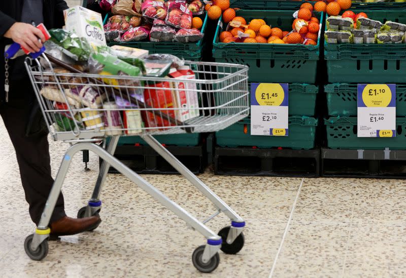 FOTO DE ARCHIVO: Una persona empuja un carrito de la compra en un supermercado de Londres