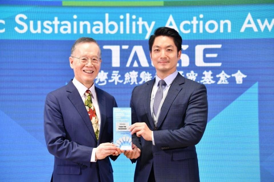台北市長蔣萬安代表北市府，領取亞洲地區淨零永續議題最高榮譽獎。（台北市政府提供）