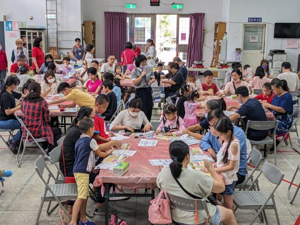 基隆市家庭教育中心舉辦「幸福好家在—食在均衡」親子課程，邀請基隆市衛生局專業營養師分享如何在繁忙生活中兼顧家人的營養需求。（基隆市政府提供）