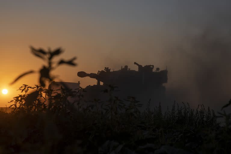 Un camión lleva una unidad de artillería a una posición en la frontera israelí en Gaza