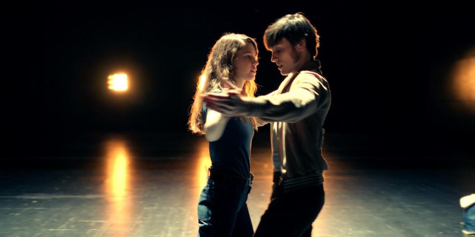 Doro (Luise Aschenbrenner) und Robert (Jannik Schümann) schwingen in "Disko 76" das Tanzbein. (Bild: RTL)