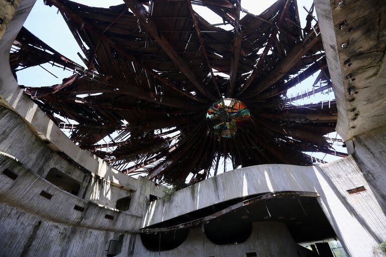 El techo en forma de volcán de la Confitería Neptuno está coronado por un vitreaux que se le atribuye a Benito Quinquela Martín