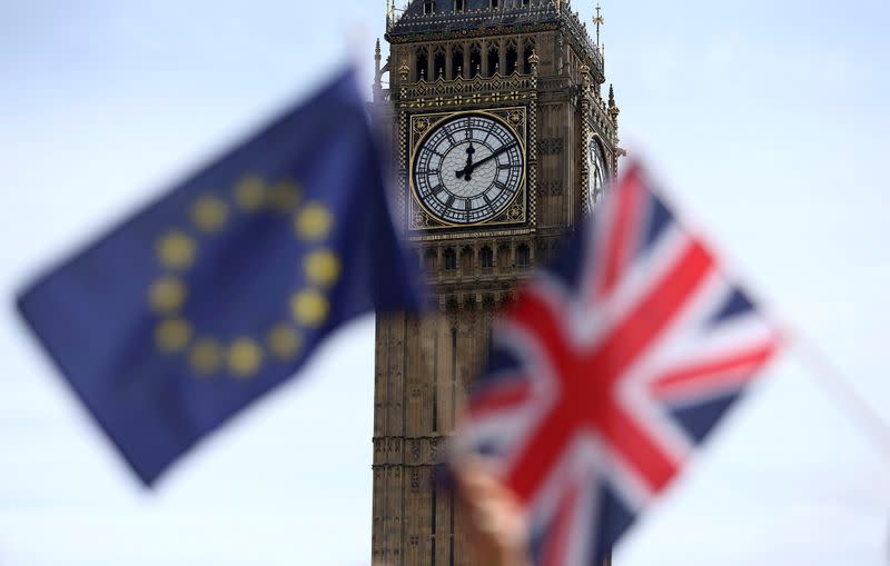 FOTO DE ARCHIVO: Una bandera del Reino Unido y una bandera de la UE en la Parliament Square de Londres