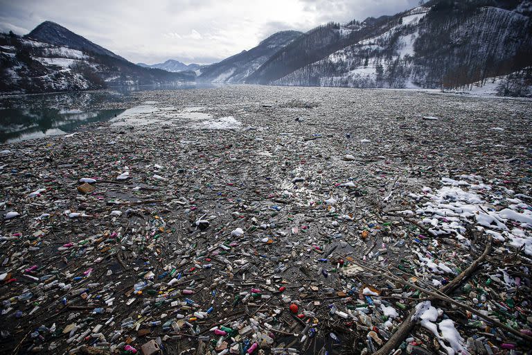 Miles de toneladas de basura flotan en el lago Potpecko cerca de Priboj, en el suroeste de Serbia, el 22 de enero 