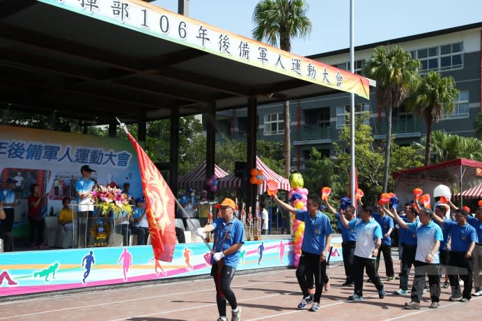 宜蘭縣後備指揮部24日舉辦後備軍人運動大會，由各區後備軍人組成代表隊參與競賽。（軍聞社記者李一豪攝）