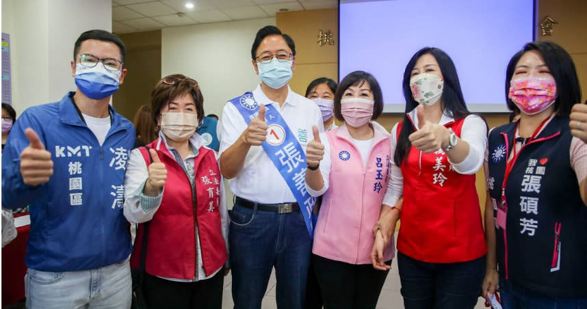 國民黨桃園市長候選人張善政近來民調遠超民進黨對手，探究原因在於張善政真誠待人的特質，深受選民信任。（圖／張善政辦公室提供）