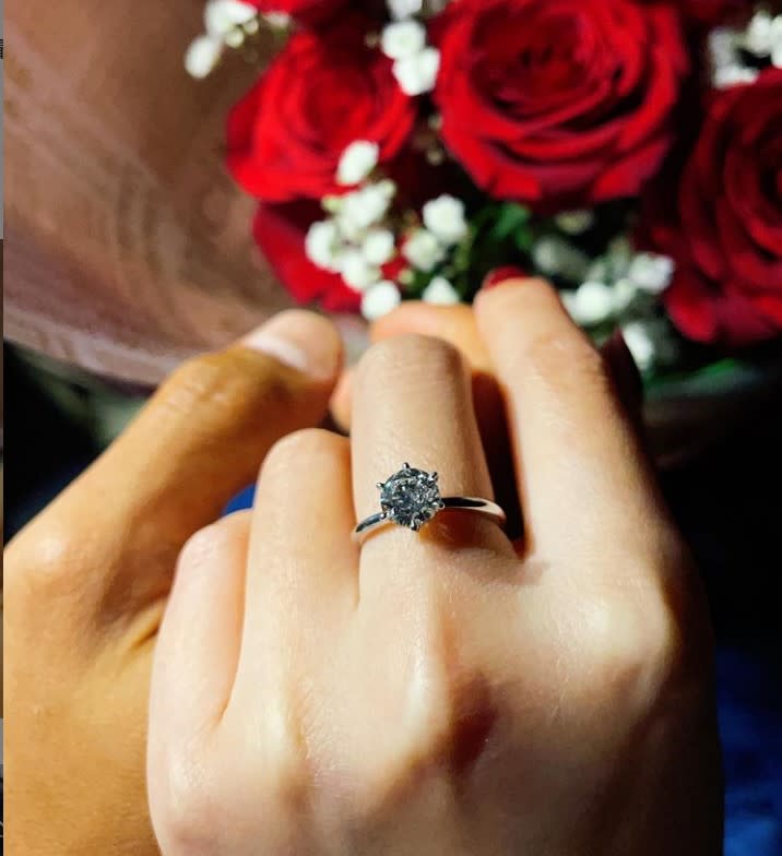 許維恩與王家梁同時發出鑽戒照公布婚訊。（圖／翻攝自許維恩 Instagram）
