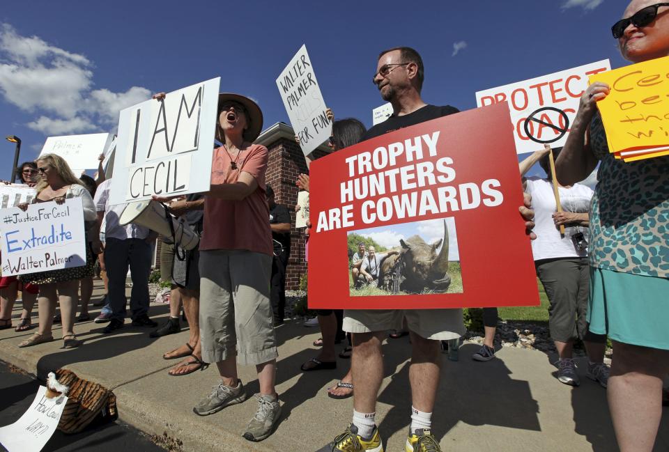 Manifestantes repudian la caza de leones frente a la clínica dental de Walter Palmer en Minnesota. (Reuters)