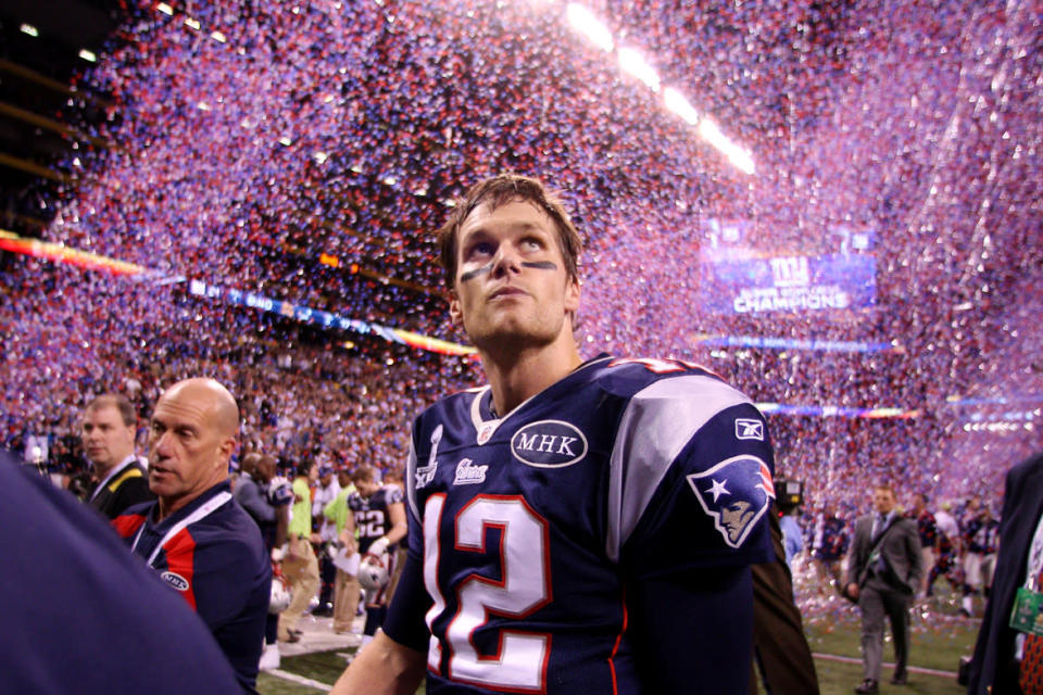 Le quaterback des patriots, Tom Brady, le regard perdu au milieu des célèbrations des Giants