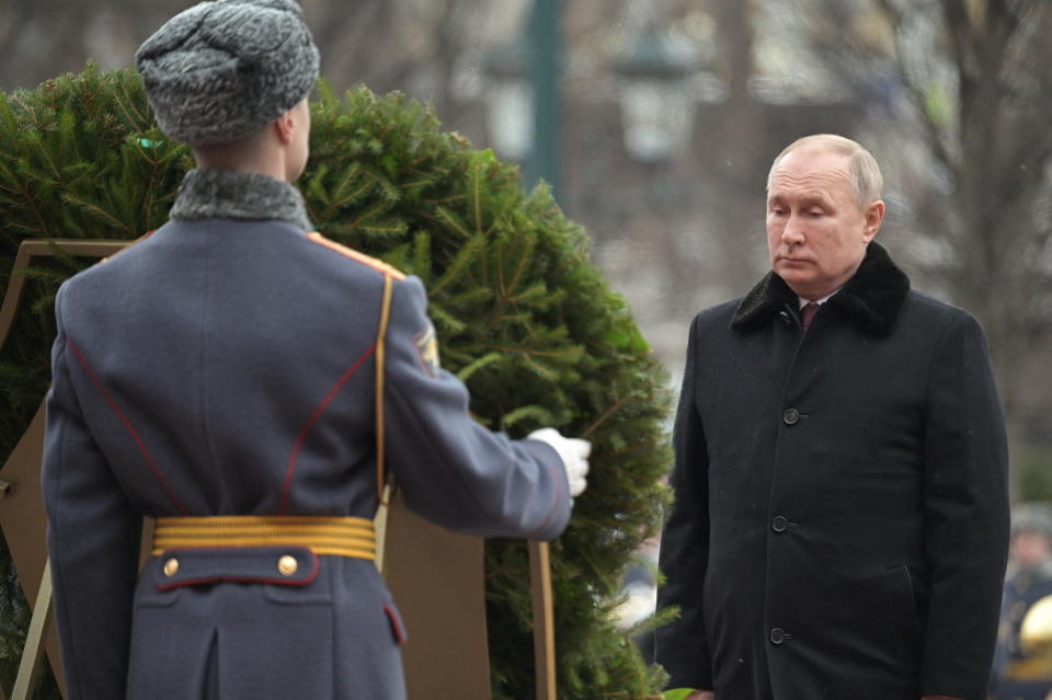 Le président russe Vladimir Poutine participe à une cérémonie de dépôt de couronnes sur la tombe du soldat inconnu près du mur du Kremlin à l'occasion de la Journée du défenseur de la patrie à Moscou, en Russie, le 23 février 2022. Spoutnik/Aleksey Nikolskyi/Kremlin via REUTERS À L'ATTENTION DES RÉDACTEURS - CECI L'IMAGE A ÉTÉ FOURNIE PAR UN TIERS.