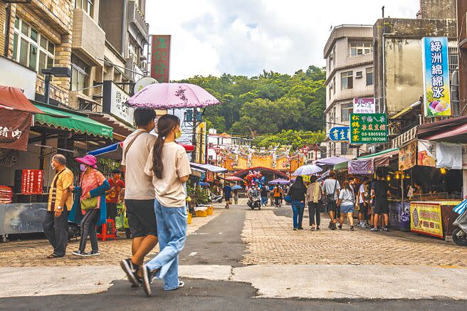 國旅升溫竹縣推出「新竹走走」2條旅遊路線，「新竹北埔走走」以古蹟密度冠全台的北埔老街為起點。（羅浚濱攝）