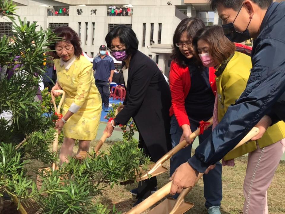 王惠美和校長及來賓在校園種下甲子樹，期許學生以「樹高藝丈」的大樹精神茁壯。（記者曾厚銘攝）