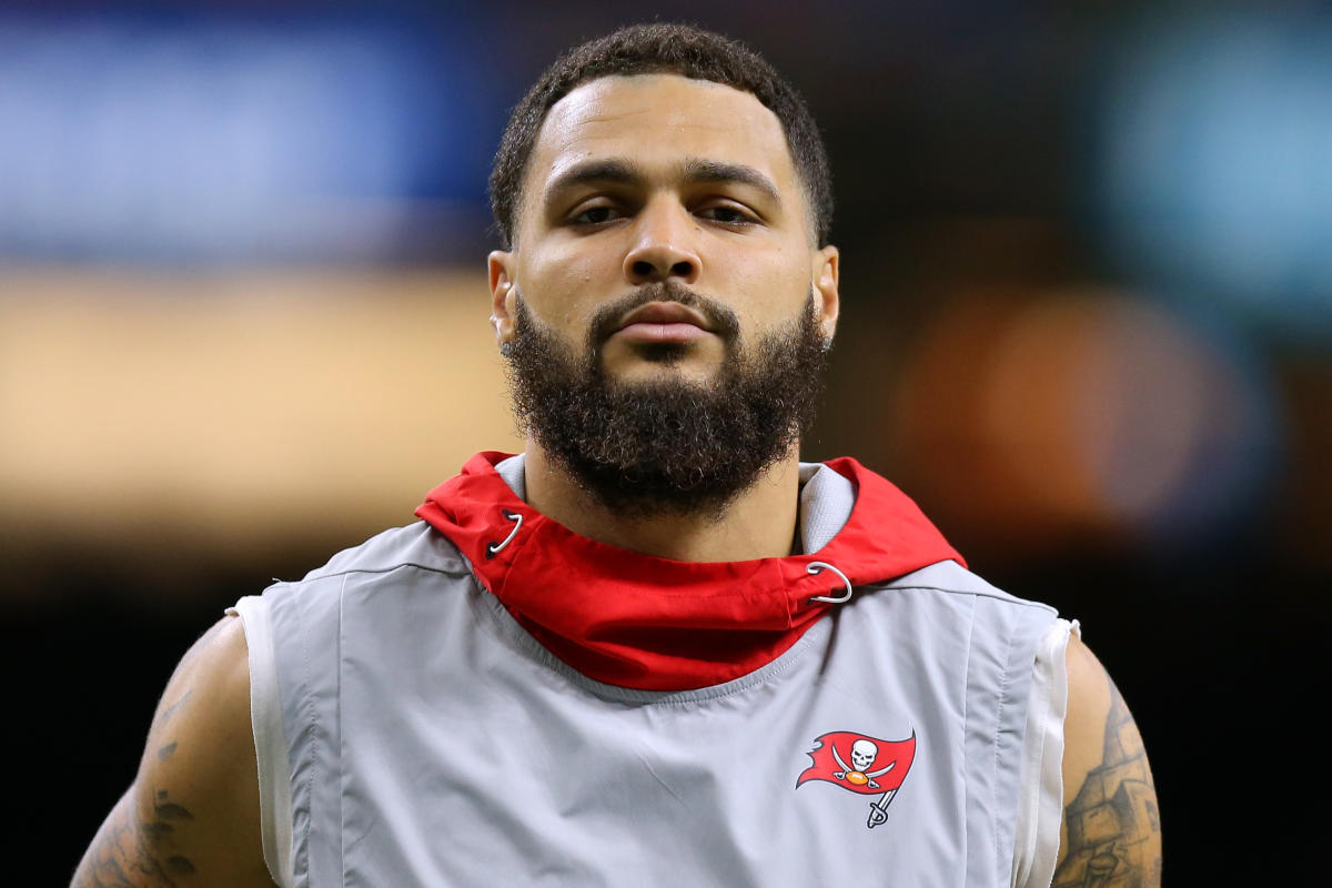 Mike Evans shows his new Harry Potter tattoo at the Buccaneers training  camp