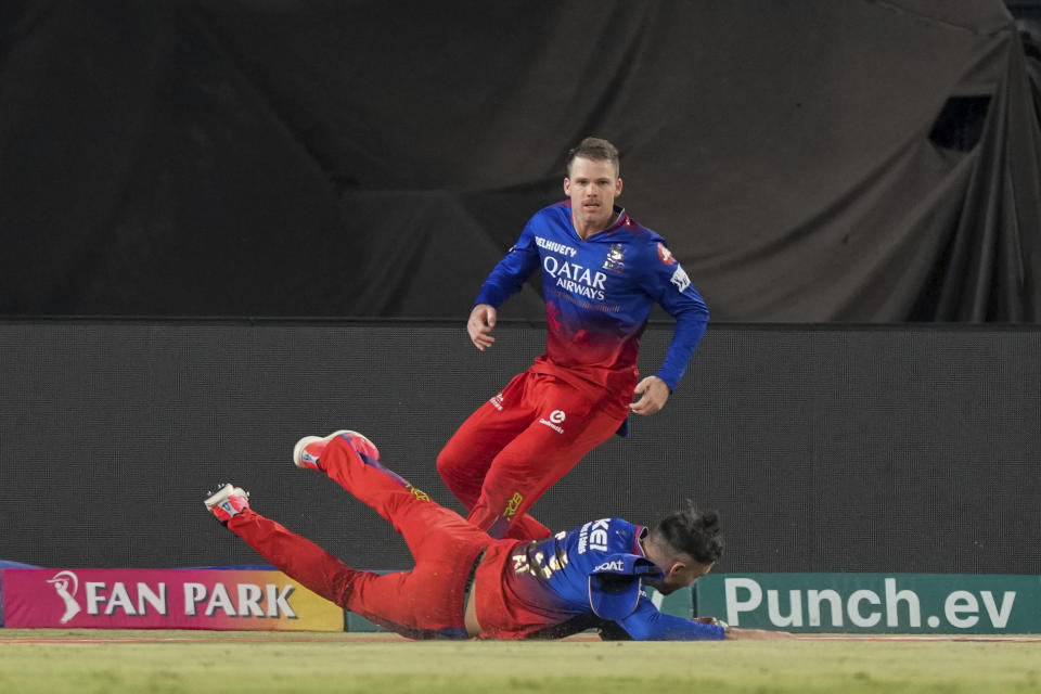 Royal Challengers Bengaluru's captain Faf du Plessis dives to stop a ball during the Indian Premier League cricket match between Royal Challengers Bengaluru and Sunrisers Hyderabad in Hyderabad, India, Thursday, April 25, 2024. (AP Photo/Mahesh Kumar A.)